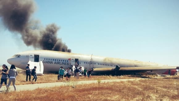 La carcasse de l'avion prise par un survivant.