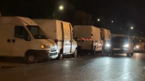 Des files de camionnettes dans le quartier de La Plaine des Jeux de Gerland, à Lyon