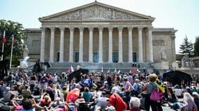 Des manifestants contre la réforme des retraites devant l'Assemblée nationale, le 6 juin 2023 à Paris