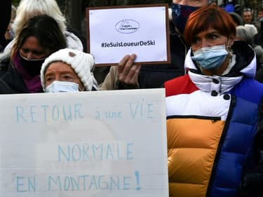 Des professionnels de la montagne manifestent pour la réouverture des stations de ski le 4 décembre 2020 à Bagnères-de-Luchon (Haute-Garonne)