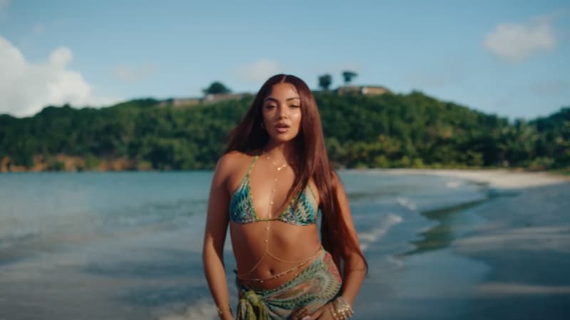 Wejdene dans le clip de son nouveau single "Re", sorti le 15 juillet 2022.