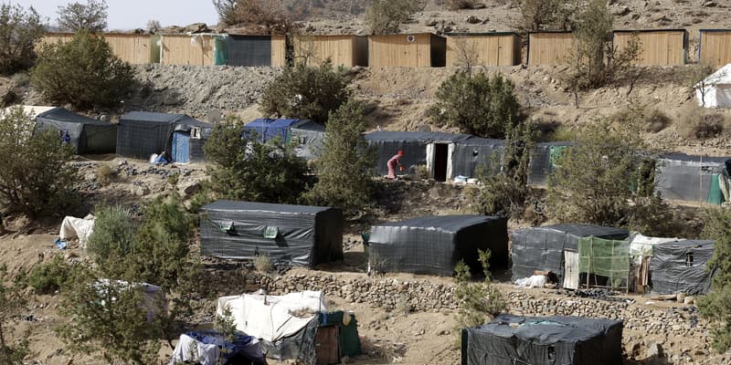 Des tentes installées par des habitants attendant la reconstruction de leur logement, un an après le séisme qui a touché le Maroc.