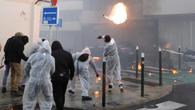 Des manifestants, vêtus de tenue de peintre en bâtiment ou encagoulés, ont lancé des cocktails Molotov sur les forces de l'ordre.