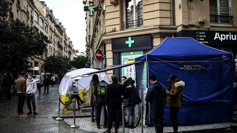 Des personnes attendent de se faire tester au Covid-19 devant une pharmacie, le 23 décembre 2020 à Paris
