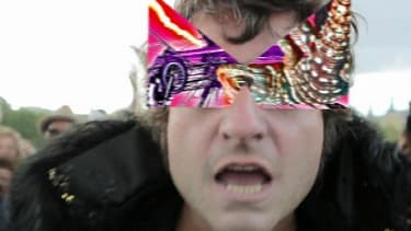 Matthieu Chedid et son nouvel accessoire : les lunettes en forme de -M-