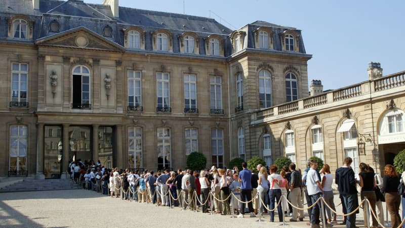 File d'attente dans la cour de l'Elysée à l'occasion des Journées du patrimoine en 2006