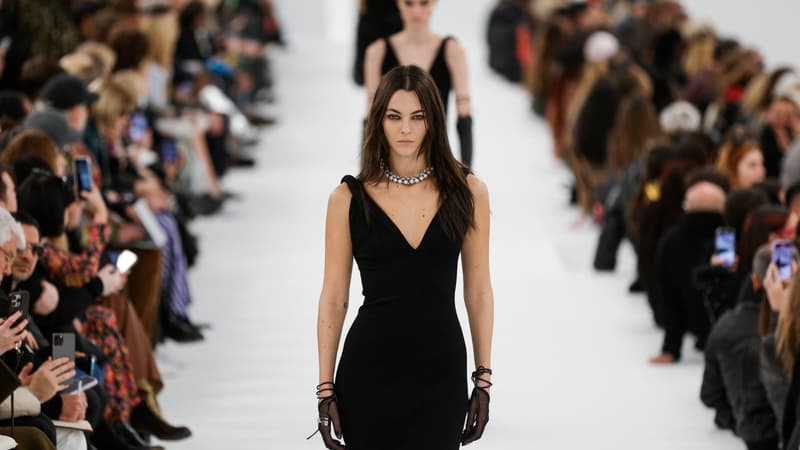 Teintes monochromes et jeux de longueurs au défilé Givenchy