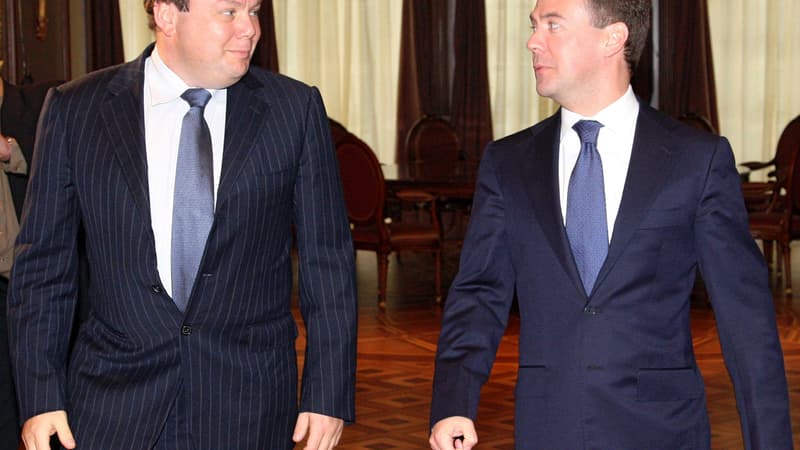 Mikhail Fridman, ici avec le Premier Ministre Russe Dmitri Medvedev, entend lui aussi participer à la grande bataille des télécoms avec son fonds L1Technologies.