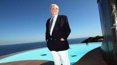 Le Palais Bulles appartenant au couturier Pierre Cardin offre une vue exceptionnelle sur la baie de Cannes.