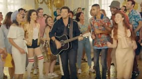 Patrick Bruel dans son clip "Tout recommencer", extrait de son dernier album "Ce soir on sort".