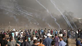 Des manifestants palestiniens le long de la frontière entre Israël et la bande de Gaza, à l'est de la ville de Gaza, le 27 juillet 2018.