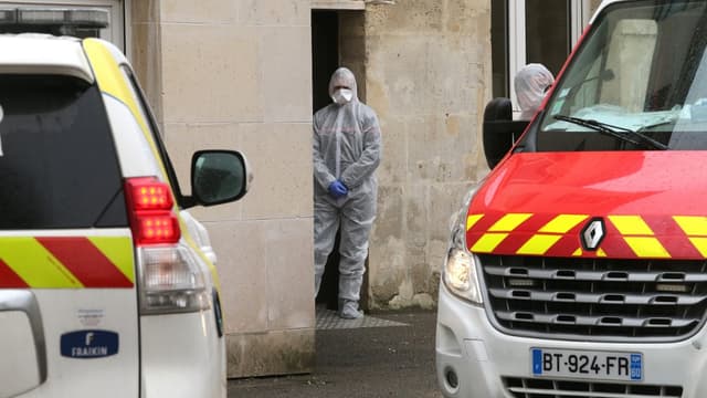 Les services de secours dans la commune de Crépy-en-Valois dans l'Oise, l'une des plus touchées de France par le coronavirus.