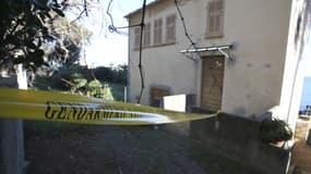Un bandeau de gendarmerie devant une maison touchée par un explosion à Brando, en Haute-Corse, le 16 janvier 2022