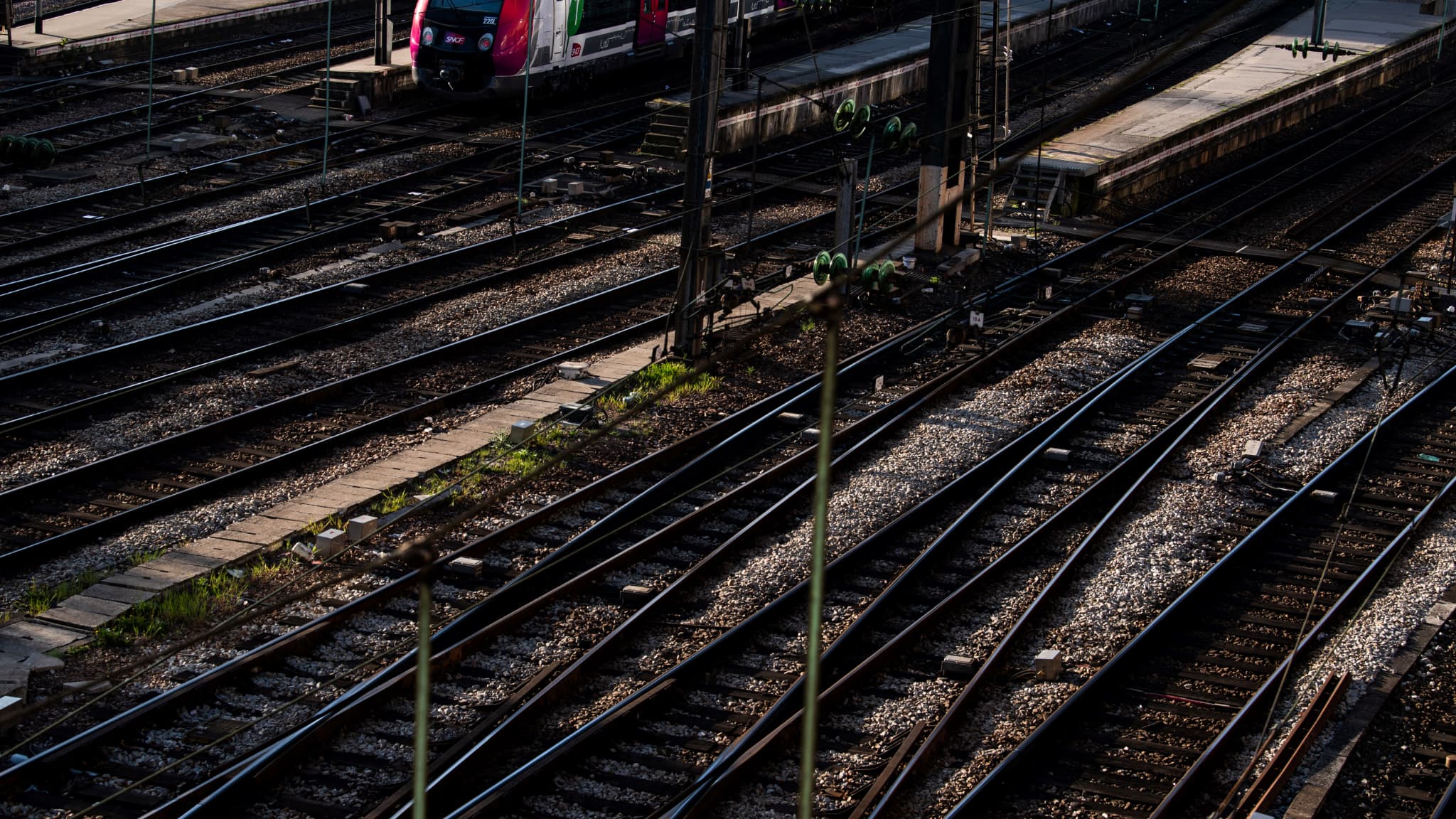La garenne-colombes: un véhicule tombe sur les voies, des perturbations sur les transilien et les ter