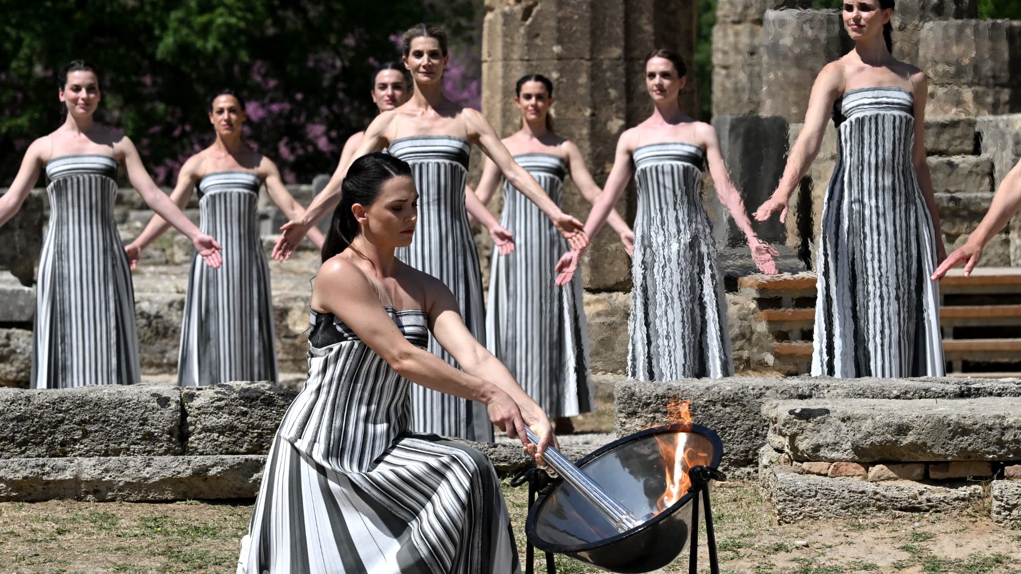 Une répétition de la cérémonie d'allumage de la flamme olympique, à Olympie (Grèce) le 15 avril 2024