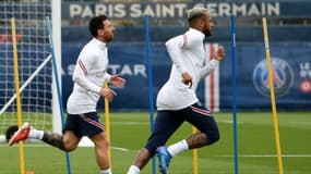 Les attaquants du Paris Saint-Germain, l'Argentin Lionel Messi et le Brésilien Neymar, à l'entraînement, le 19 août 2021 au Camp des Loges à Saint-Germain-en-Laye