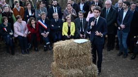 Gabriel Attal devant des agriculteurs en Haute-Garonne le 26 janvier 2024
