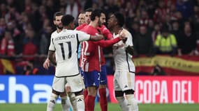 Vinicius s'accroche avec Mario Hermoso lors d'Atlético-Real (4-2 a.p., Coupe du Roi), le 18 janvier 2024