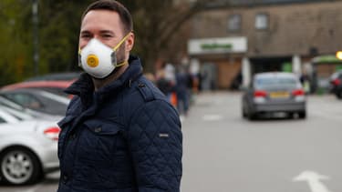 Un homme porte un masque de protection dans le sud de Londres, le 29 mars 2020.