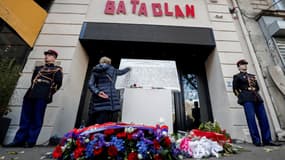 Hommage aux attentats du 13 novembre, le 13 novembre 2018, devant le Bataclan à Paris.