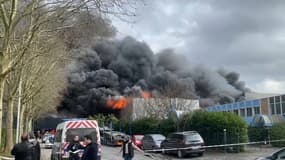 Un important incendie s'est déclaré dans un entrepôt à Bobigny le 22 février 2022.