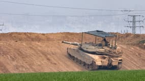 Un char de l'armée israélienne stationné sur une colline surplombant le nord de Gaza le 16 janvier 2025.
