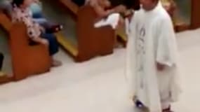 Un prêtre philippin a dit la messe, jeudi 24 décembre, à la veille de Noël, sur un hoverboard, une sorte de skateboard électrique avec deux grosses roues. La vidéo est devenue virale sur les réseaux sociaux.