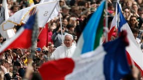 Pour sa première bénédiction solennelle "Urbi et orbi", dimanche, place saint-Pierre, le pape François a lancé un appel à la paix dans le monde. /Photo prise le 31 mars 2013/REUTERS/Stefano Rellandini