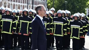 Les pompiers saluent le ministre français de l'intérieur Bruno Retailleau qui se recueille devant les cercueils de deux pompiers volontaires qui ont perdu la vie le 10 juin dans l'effondrement d'un immeuble au cours d'un incendie.
