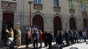 Des électeurs attendent pour voter au 1er tour de la présidentielle, le 10 avril 2022 à Paris