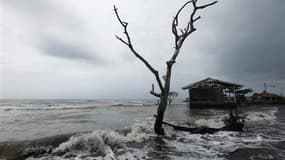 Une rue inondée dans le village de Mayangan, dans la province indonésienne de Java Ouest. Le niveau des mers augmente beaucoup plus vite que ne le prévoyaient les projections des Nations unies, soulignent des chercheurs dans une étude rendue publique merc