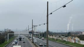 Sur "les 1700 mâts d'éclairage le long des voies rapides", seuls "200" seront conservés et rénovés "en passant à la technologie LED".