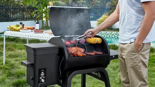 Grâce à son IA, le barbecue Zelos 450 peut surveiller la cuisson des aliments.