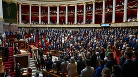 Les députés de l'Assemblée nationale observent une minute de silence en hommage aux victimes des attaques du Hamas en Israël à l'Assemblée nationale à Paris le 10 octobre 2023