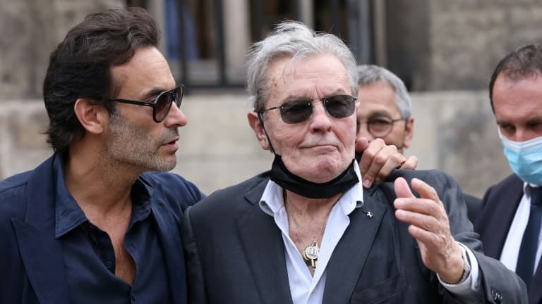 Alain Delon and his son Anthony at the funeral of Jean-Paul Belmondo on September 10, 2021 in Paris