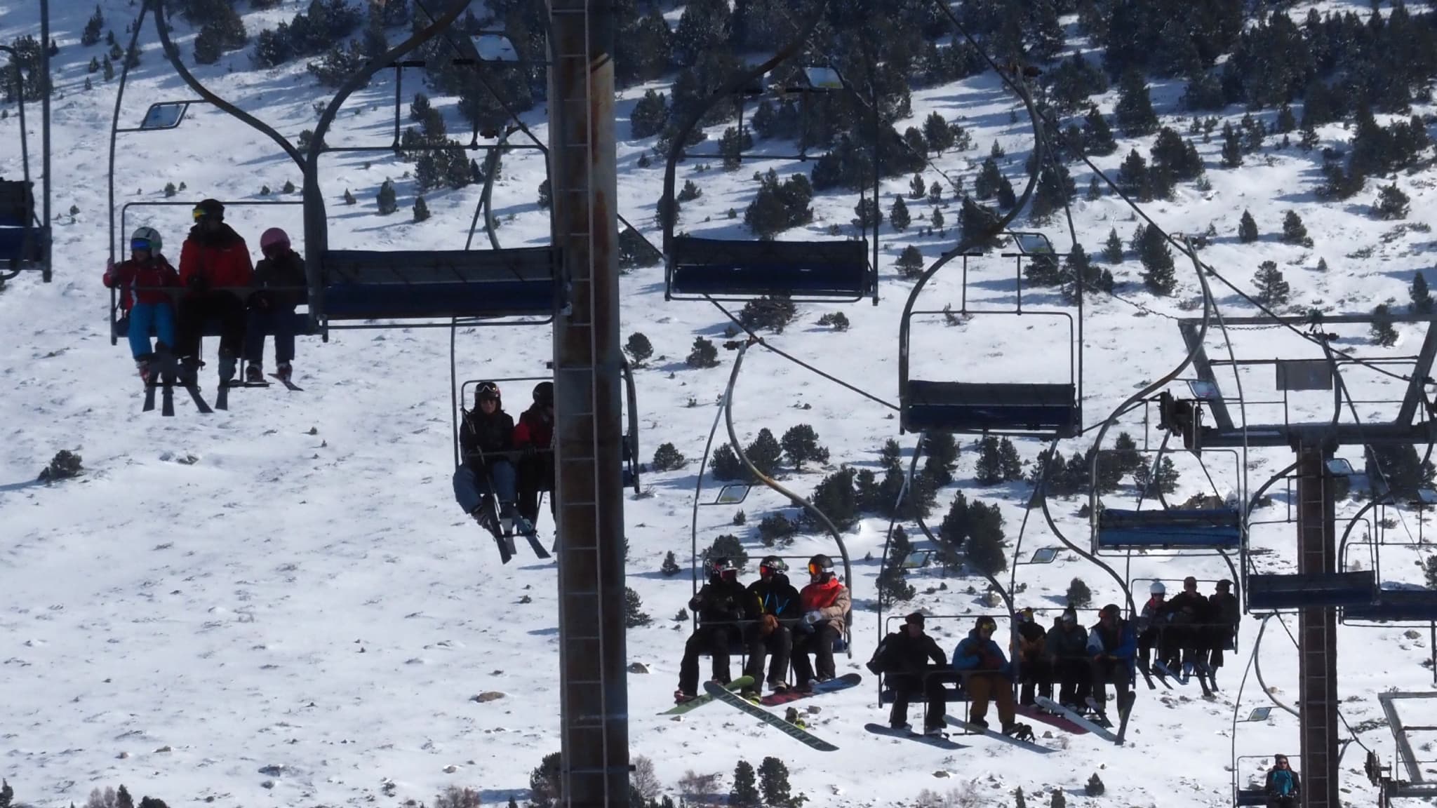 Pyrénées espagnoles: au moins 30 blessés dans un accident de télésiège à la station de ski Astun