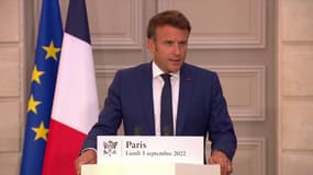 Emmanuel Macron s'exprime depuis l'Élysée, lundi 5 septembre 2022