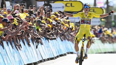 Wout van Aert lors de sa victoire sur la 4e étape du Tour de France 2022 entre Dunkerque et Calais. 