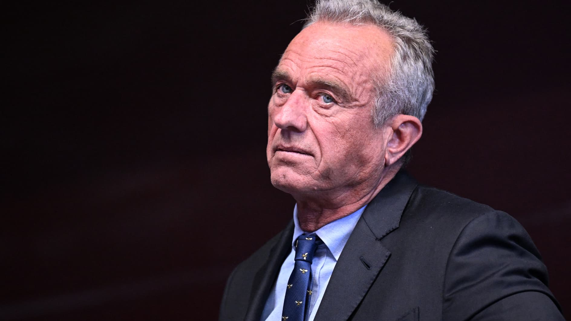 Robert Kennedy Jr. “sospende” la sua campagna e sostiene Donald Trump