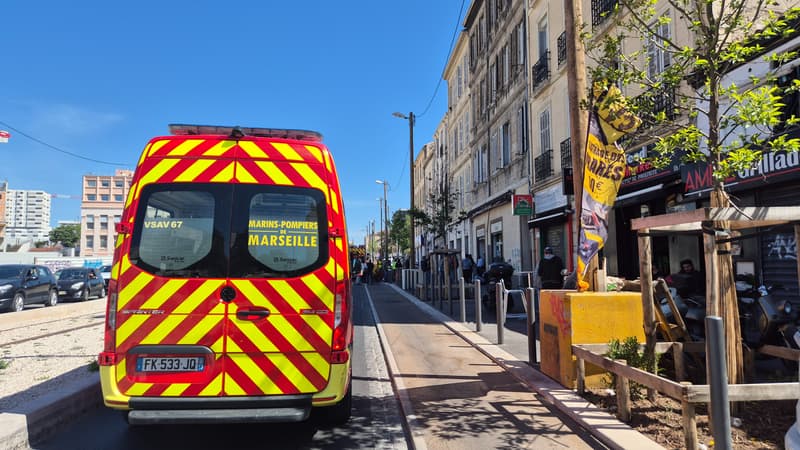 Les marins-pompiers de Marseille (Bouches-du-Rhône) avenue Roger-Salengro, après l'incendie d'un immeuble le 27 mai 2025.