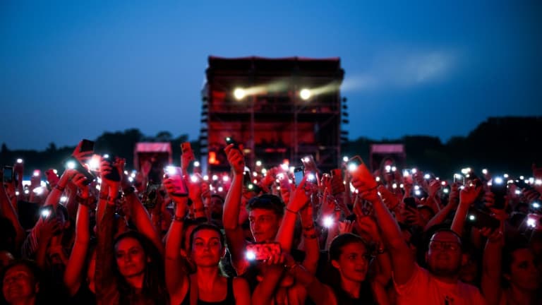 Des festivaliers à la 25e édition de Solidays à l'hippodrome de Longchamp à Paris, le 24 juin 2023