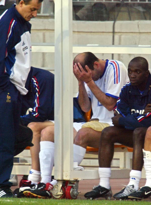 Zinédine Zidane blessé lors d'un match France-Corée du Sud avant le début de la Coupe du monde 2002, à Suwon le 26 mai 2002