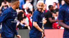 Neymar à l'échauffement avec le PSG, le 21 mai 2022