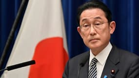 Le Premier ministre japonais Fumio Kishida annonce un allègement des restrictions aux frontières, le 17 février 2022 à Tokyo