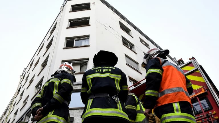 Des pompiers devant un immeuble endommagé par un incendie, le 277 février 2020 à Strasbourg