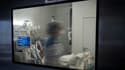 Des soignants s'occupent d'un patient sous assistance respiratoire atteint du Covid-19, dans un hôpital de Fort-de-France, sur l'île française de la Martinique, dans les Caraïbes, le 1er décembre 2021