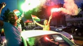 Des supporters du parti kurde HD, qui fait son entrée au Parlement, laissent éclater leur joie dans les rues de Diyarbakir, le 7 juin.  