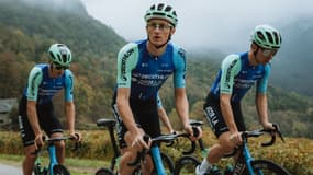 Des coureurs de Decathlon AG2R La Mondiale avec le maillot 2025