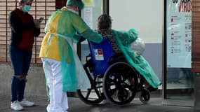 Un patient et des soignants dans un hôpital espagnol le 26 mars 2020. 