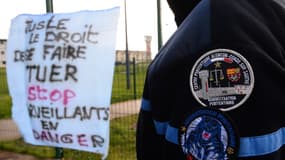 Un surveillant de prison devant la grille du centre pénitentiaire d'Alençon, à Condé-sur-Sarthe, le 7 mars dernier
